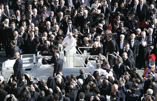 Papst Franziskus zeigt sich gerne bürgernah: Meist verzichtet er auf das "Papa-Mobil", lässt die Menschen an sich heran und sucht Kontakt zu den Gläubigen