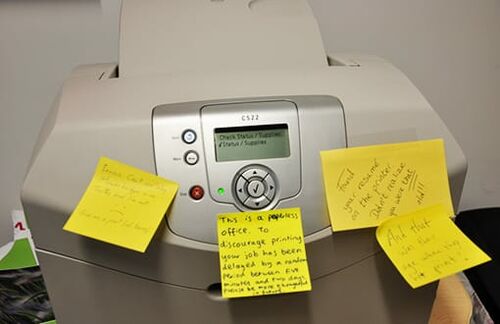 Moralischer Appell per Post-it: "This is a paperless office."