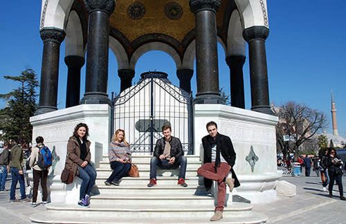 Die Projektgruppe vor dem "Deutschen Brunnen". Im Zuge ihrer Forschungsarbeit interviewten die Studierenden Protestteilnehmer in Istanbul.