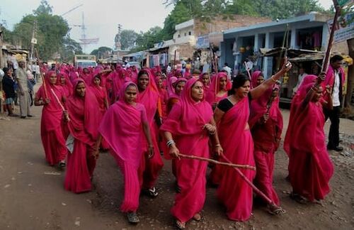 Die Mehrheit der Mitglieder rekrutiert sich aus der untersten sozialen Gruppe der Dalits, der "Unberührbaren", die aus dem Kastensystem ausgeschlossen sind. Meist sind die Frauen Analphabetinnen.