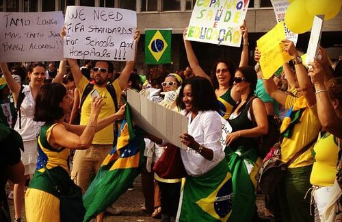 Fußballkultur ist nicht immer ein großes Freudenfest. Das zeigen gerade die harten, teils blutigen Bilder aus Brasilien im Vorfeld der Weltmeisterschaft. Doch auch beim Protest kommt den Brasilianern ihre Fankultur zu Gute - und so wird friedlich gegen die FIFA "gefeiert" und während der WM trotzdem fleißig mitgefiebert. 