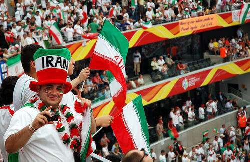 Nicht nur in Europa wird Fußball dieser Tage gelebt. Auch in vielen anderen Ländern rund um den Globus werden Hüte und Fahnen für einen Monat entstaubt - so wie bei diesem Fußball-Fan aus dem Iran. 
