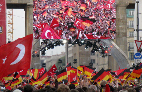 Fußball verbindet. Das beweist dieser Sport auch außerhalb der WM immer wieder. Auf der Berliner Fanmeile wehen neben deutschen auch viele türkische Fahnen und bei der Europameisterschaft 2010 feierten alle Besucher trotz 2:3-Niederlage für die Türken ein friedliches Fußballfest. 