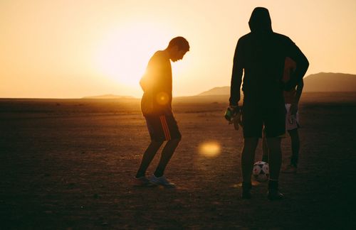 Fußball ist überall - und das nicht nur während der WM. Weltweit zählt die Jagd um den runden Ball zu den wichtigsten Sportarten. Ob bei einer gemütlichen Runde im Sonneruntergang oder beim Spiel im Flutlicht der großen Stadien. 