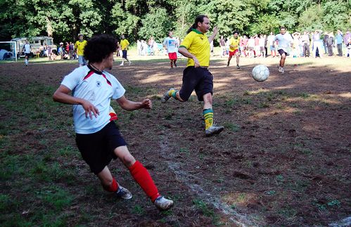 Vom Bolzplatz ins Stadion: Wer groß rauskommen will, muss klein anfangen. Und auch auf den vielen Rasenplätzen in Deutschland wird rund um die WM fleißig über Stile und Taktiken diskutiert. 