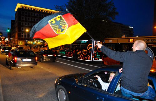 Der Hype um die Fußball-WM ist kaum abzustreiten. Nach dem 2:2 im zweiten Gruppenspiel gegen Ghana reihten sich hunderte Autos in sämtlichen Großstädten aneinander: Solche Autokorsos haben mit dem Spiel auf dem Rasen wenig zu tun. 