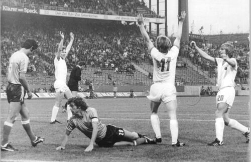 Vielleicht war "damals" noch alles besser? Hier jubelt die DDR im Jahr 1974 über ein Tor gegen Argentinien. Trotz deutschem "Sommermärchen" lag der Schwerpunkt hier weniger auf medialem Hype und mehr auf den 22 Kickern auf dem Platz. 