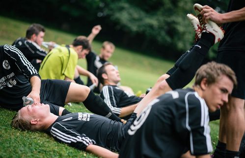 Ob Profi-Fußball oder Amateur-Sport: Zweimal fünfundvierzig Minuten sind anstrengend, schweißtreibend und enden mit dem ein oder anderen Krampf auch "hässlich". Die schönen und schlechten Seiten eines Spiels liegen so oft ganz eng beieinander. 