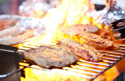 Politische Mentalität hin oder her: Grillen ist zwar komplizierter geworden, an sich aber gleich geblieben. Und im Kern geht es immer noch um das selbe: Das Zubereiten eines saftigen Stück Fleisch mit einigen erstklassigen Röstaromen vom Kohle-Grill. 