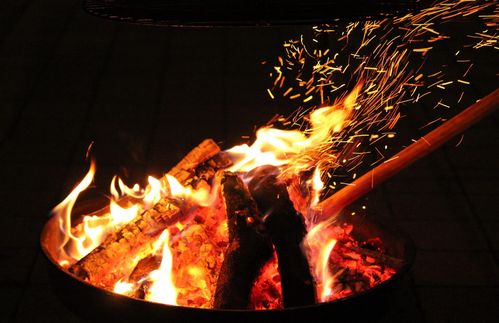 Wenn die heißen Sommertage langsam weichen und der Wein langsam weniger wird, dann ist es Zeit an der Glut über die großen Fragen des Lebens zu diskutieren. Aber werden heute noch genauso die Köpfe zusammengesteckt wie vor fünfzig Jahren?