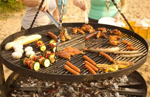 Grillen: Das gesellige Erlebnis für Jedermann. Aber wie haben sich die Themen, über die am Rost diskutiert wird in den letzten Jahrzehnten verändert? Wo ist die politische Mentalität bei Fleisch und Bier geblieben? 