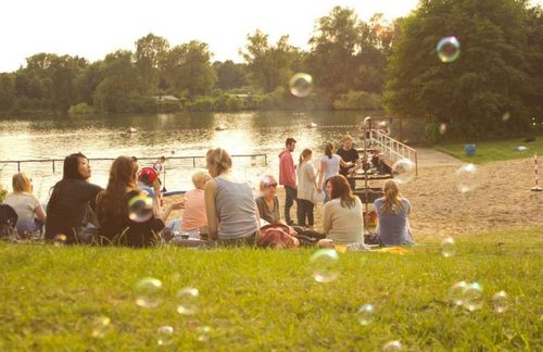 Grillen ist heute zu einem entspannten und entspannenden Gemeinschaftserlebnis geworden. "Grill and Chill" sagen sich viele junge Menschen nach Feierabend. Sie treffen sich mit Bier, Club Mate und Tofu-Würstchen am Badesee ihrer Stadt. Eben nicht, um ihre politische Mentalität aufleben zu lassen, sondern um Stress und Alltag hinter sich zu lassen.