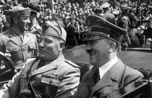 Adolf Hitler und Benito Mussolini bei einer Fahrt durch München im Juni 1940: Der Begriff der "Elite" spielte für das Gesellschaftsbild der beiden Diktatoren eine tragende Rolle. Ihre positiven Bezugsgruppen wurden ständig mit dem Elite-Begriff assoziiert. 