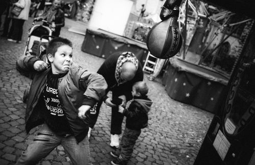 Boxen dient aber nicht automatisch Show-Zwecken, sondern hilft auch bei der Selbstverteidigung oder dem Ablassen von aufgestockten Emotionen. Und so zählen Sandsäcke und "Punching Balls" noch immer zu den beliebtesten Sportartikeln. 