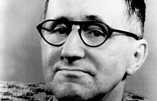 Eine "sportsfeindliche Tendenz" erkannte Bertolt Brecht, einer der bedeutensten Lyriker und Dramatiker des 20. Jahrhundert, im Boxen. Trotzdem sah er zwischen Theater und Boxveranstaltung immernoch gewisse Parallelen.