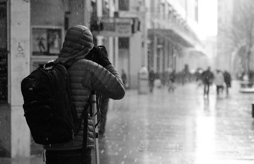 Ganz unabhängig von Design und Tragekomfort kann ein gut ausgestatteter Rucksack aber auch ein sehr treuer und verlässlicher Begleiter sein, schützt er doch bei Sonne den Inhalt vor Hitze oder bei Regen vor Nässe. Und für den jungen Fotografen von Welt ist ein Kamera-Rucksack sowieso kaum wegzudenken. 