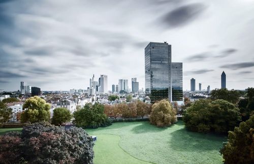 Die Stadt von morgen ist grün und blau. Denn neben futuristischer Architektur braucht sie auch grüne Oasen - nicht nur für die Erholung von Bankern und Managern aus den Wolkenkratzern Zentrum, sondern auch für die Regeneration des Ökosystems "Stadt".  