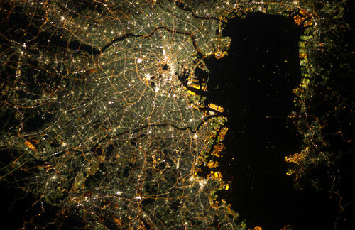 Japan von oben. Diese Aufnahme der NASA zeigt Stadt und Land im heutigen Zustand. Einer der Kernpunkte für die Stadt der Zukunft wird das Thema Infrastruktur. Wie vernetzt eine "Global City" der Zukunft aussehen kann, bleibt aber trotz intensiver Forschung noch abzuwarten. 