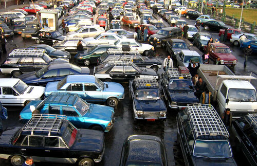 Verkehrschaos in Kairo. Mit der Zukunft der Stadt muss auch ihre Infrastruktur wachsen. Im Gedanken der Nachhaltigkeit könnten Verkehrsstaus also bald der Geschichte angehören. Denn sie rauben nicht nur die Nerven der Verkehrsteilnehmer, sondern auch die der Umwelt. 