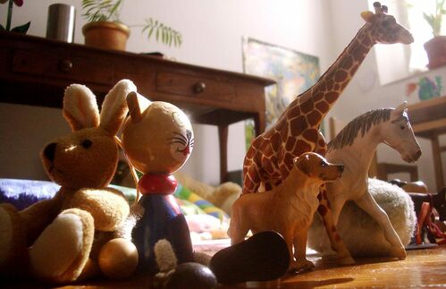 Ein Kinderzimmer von heute: Dort stehen Giraffen neben riesigen Hasen und kurbeln fleißig die Vorstellungskraft an. Wenn bei einem vierjährigen Jungen dann auch noch Eurofighter dazu kommen, gibt es für die Vorstellungskraft kein Halten mehr. 