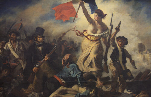"Die Freiheit führt das Volk" vom französischen Malers Eugène Delacroix, ist das wohl bekannteste Bild der französischen Revolution. Auf 2,60 × 3,25 Meter zeigt das Bild aus dem Jahre 1830, das aktuell im Louvre in Paris ausgestellt wird, was eine Revolution bedeuten kann: Freiheit, Gleichheit und Brüderlichkeit. 