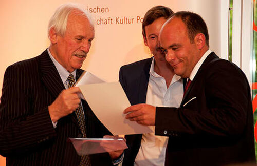 Kurz vor der Verleihung des BTA-Awards war Müller aufgeregt. Doch als die Laudatoren von einem „Schauspieler” sprachen, ahnte er schon, wer den Preis gewonnen habe könnte.
