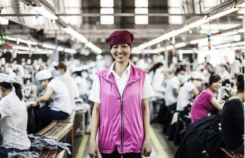 Ein Bild wie aus einer Hochglanzbroschüre: Eine lächelnde Arbeiterin steht in einer großen Textil-Fabrik - Symbolbild für gute Arbeitsbedingungen. Die Realität sieht oft anders aus, wie der Gebäudeeinsturz in Sabhar (Bangladesch) lehrte: Am 24. April 2013 wurden hier 1.127 Menschen getötet und 2.438 verletzt. Der Unfall war der schwerste Fabrikunfall in der Geschichte des Landes.