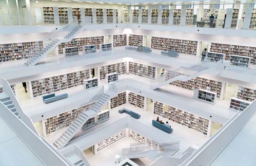 Jahrhundertelang galten Bücher als die wichtigste Quelle für Wissen. Und heute, im Zeitalter der Digitalisierung? Die Stadt Stuttgart widmete dem "gedruckten Wissen" im Oktober 2011 einen ganzen "Tempel". 20.200 Quadratmeter und 80 Millionen Euro Baukosten wurden für die neue Stadtbibliothek fällig. Das Buch ist aus dem heutigen Leben noch lange nicht wegzudenken.