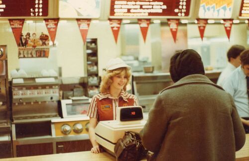 "McDonalds". Zuverlässig amerikanisch - und das seit dem 15. Mai 1940. Wo die Ess-Maschinen auf den "Food Courts" dieser Welt vor ihrem Abflug speisen und schlingen, arbeiten weltweit 1,8 Millionen Mitarbeiter, die mit ihrem Unternehmen im vergangenen Jahr 21,8 Milliarden US-Dollar erwirtschafteten. Mit dem Big-Mac-Index als wirtschaftlichem Indikator bedacht, ist McDonalds als größte Fast-Food-Kette der Welt eine unglaubliche Erfolgsgeschichte - Anmut hin oder her. 