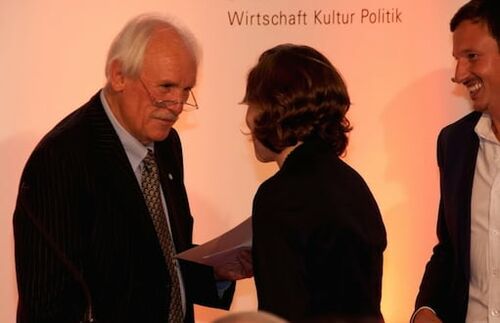 Im Rahmen der Absolventenfeier erhielt Maria Reich ihre Auszeichnung mit dem Best-Bachelorthesis-Award