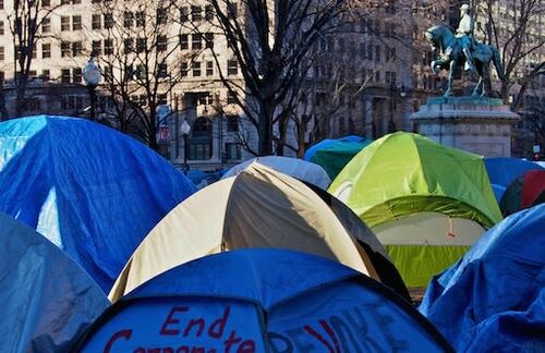 Mit Zeltlagern, Straßenküchen und Volksuniversitäten verwandelte die Occupy-Bewegung den öffentlichen in politische Commons.