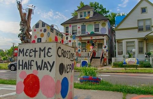 Mit dem "Punkte-Haus" fing 1986 alles an. Heute sind die bemalten Fassaden in der Heidelberg Street wie auch die gesamte Kunstszene in Detroit ein wichtiges Zeichen des Aufbruchs für die heruntergewirtschaftete Stadt.