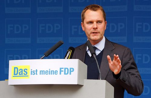 Daniel Bahr - vom Gesundheitsminister zum Generalbevollmächtigten der privaten Allianz Krankenversicherung. Dort wird er sich ab 01. November um die Bereiche Leistungsmanagement und Zentrale Vertriebskoordination kümmern. Nach dem Scheitern der FDP an der 5-Prozent-Hürde zog er sich 2013 aus der aktiven Politik zurück. Zuvor war er seit 2002 Mitglied des Deutsches Bundestages und unter anderem als Sprecher für demographische Entwicklung, Behindertenpolitik und Pflege sowie als gesundheitspolitischer Sprecher der FDP-Fraktion tätig.