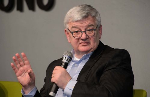 Joschka Fischer - einst als Sneakerträger im Bundestag verspottet und durch seinen Ausruf "Mit Verlaub Herr Präsident, Sie sind ein Arschloch!" berühmt und berüchtigt geworden, wurde er 1998 in der rot-grünen Koalition Außenminister. 2005 zog er sich aus der aktiven Politik zurück. Seitdem arbeitete er unter anderem als Lobbyist für Siemens, RWE oder BMW, war aber auch als Kommentator und Unternehmensberater tätig.