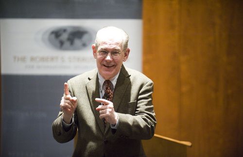 John J. Mearsheimer bei einem Vortrag im April 2013 am Strauss Center der Universität Texas, Austin. Sein Thema: Kann der Aufstieg Chinas friedlich verlaufen. Denn drohte der Realismus nach Ende des Kalten Krieges in der Versenkung zu verschwinden, erhielt er durch das stetige Wachstum Chinas neuen Auftrieb.