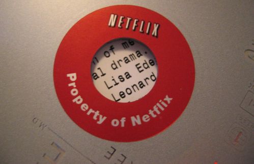 Die Erfolgsgeschichte von Netflix begann im August 1997 mit 2,5 Millionen Dollar Startkapital unter der Leitung von Marc Randolph und Reed Hastings. In Kalifornien stellten die Firmengründer zusammen mit 30 Mitarbeitern und einem Sortiment von 925 Filmen einen Online-DVD-Verleih auf die Beine, bei dem keine Gebühren für die verspätete Rückgabe von DVDs anfielen. Im Jahr 2007 stieg Netflix ins Video-on-Demand-Geschäft ein, indem es seine Inhalte per Streaming für seine Abonnenten zugänglich machte. 2011 begann man mit der Eigenproduktion von Fernsehserien. Heute arbeiten über 2.000 Menschen beim größten Streaming-Portal der Vereinigten Staaten, das jährlich einen Umsatz von 4,37 Milliarden US-Dollar erwirtschaftet. 