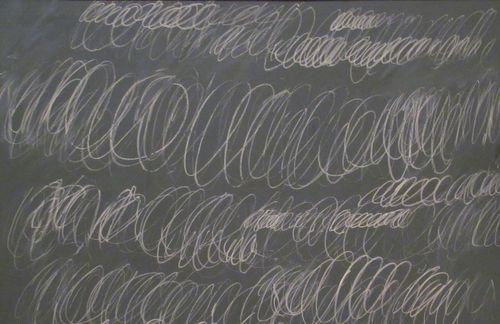 "Kreide-Kreise auf Schiefertafel", könnte ein Kunst-Banause urteilen. "Cold Stream", erkennt der moderne Kunst-Interessent. Der kreative Kopf dahinter: Cy Twombly, 1928 geboren, nach dem Baseballspieler Cy Young benannt, gilt als einer der wichtigsten Vertreter des abstrakten Expressionismus. Nach seinem Kunststudium vereint er die Züge der abstrakten Malerei mit schriftzugartigen Zeichnungen zu einem feinen gewebeartigen Grundduktus. Trotz oder wegen der zurückhaltenden Ausdrucksmittel und der filigranen Technik wirken seine großformatigen Gemälde monumental.