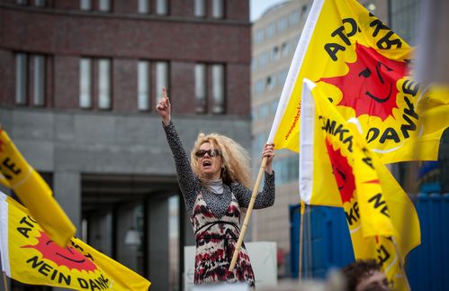 Energie und Kultur bilden einige besonders deutliche Schnittstellen: Auch die Demonstrations-Kultur zählt seit Jahrzehnten dazu, wenn es um die Energieversorgung von morgen geht. Wild entschlossen schwingt eine Frau im Oktober 2013 eine "Atmokraft? Nein Danke"-Fahne auf einer Demonstration in Berlin. Das Wappen, dass ihre Flagge ziert, stammt aus dem Jahr 1975 und aus der Feder der damals 22-jährigen Studentin der Wirtschaftswissenschaften Anne Lund aus Dänemark. Schon 1977 wurden allein von den ursprünglichen Buttons rund eine Million Exemplare in 16 Ländern verkauft. 