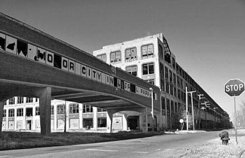 Früher eine Luxus-Autofabrik, heute eine Ruine - und damit ein Sinnbild für den Niedergang der Automobil-Industrie im amerikanischen Detroit. Ab 1903 entstanden in den Hallen die modernen "Packard Cars", bis sich die Tore der Fabrik Ende 1990er Jahre für immer schlossen. Mittlerweile ist das Gebäude ein Spielplatz für Paintballer und Graffiti-Künstler. Sie sind die wenigen Menschen, die noch in Detroit geblieben sind. Seit 1950 ist die Bevölkerungszahl um 60 Prozent gesunken und die Arbeitslosenquote rapide gestiegen. 