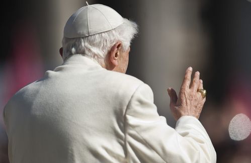 Papst Benedikt der XVI. - vielen Reformern ein Dorn im Auge.
2005 fast überraschend nach dem Tod von Johannes Paul II. ins Amt gewählt, erfreuten sich zunächst viele Deutsche gemäß dem Titel der BILD "Wir sind Papst".
Sein Handeln allerdings: rückständig - von tiefem Konservatismus und Fundamentalismus geprägt. Schwule, Frauen, Geschiedene, Abtreibung: Themen, die mit fundamentalistischem Eifer totgepredigt wurden oder gar tabu waren. Mutig und fortschrittlich allein scheint sein Amtsverzeicht im Februar 2013.