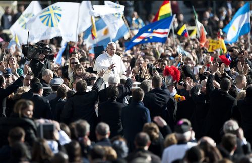 Lichtblick für die Katholische Kirche? Bei seiner Einsetzung zumindest wurde Papst Franziskus gefeiert wie ein Pop-Star. Der erste Lateinamerikaner, der erste Jesuit, der jemals dieses Amt bekleidet hat.
Franziskus, der Reformer? So nah und offen er sich gibt - auch Franziskus muss sich den treibenden konservativen und fundamentalistischen Kräften beugen. Doch wie lange werden diese einem Aufbruch, den progressiven Gedanken eines Großteils der Gläubigen noch standhalten können?