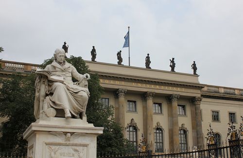 Vordenker, Mitdenker, Nachdenker - Wilhelm von Humboldt. Geboren 1767 gilt der Berliner als Mitgründer der Berliner Universität und Vater des modernen universitären Denkens und Handelns. Er zählt zu den großen, einflussreichen Persönlichkeiten in der deutschen Kulturgeschichte. Zusammen mit seinem Bruder Alexander findet man kaum ein zweites Geschwisterpaar, das die eigene geschichtliche Epoche mit solchem Forscherdrang und mit solch universeller Gelehrsamkeit durchdrungen und bereichert hat wie diese beiden. Als Humboldt 1808 aus Rom nach Berlin zurückkehrt, beginnt seine steile Karriere als Bildungsreformer. Seine Ziele sind die Einheit von Forschung und Lehre, der Austausch zwischen Studierenden und Professoren und die inhaltliche Unabhängigkeit der Universität vom Staat. Das Ergebnis: Der Student denkt selbst, anstatt sich Wissen vor allem vermitteln zu lassen. Und das seit mittlerweile über 200 Jahren. Melancholie-Faktor: hoch.