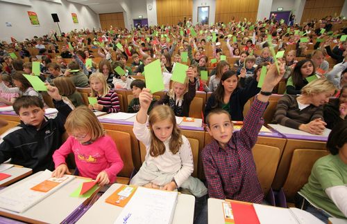 Der Student von Welt wird immer jünger. Ganz so viele akademische Grünschnäbel wie bei der Kinderuniversität in Frankfurt am Main treiben sich aber noch nicht an den deutschen Universität herum - außer bei den mehr als 50 Kinderuniversitäten, die seit 2002 Wissenschaft verständlich an den Nachwuchs vermitteln sollen. Kinderuniversitäten richten sich meist an die Zielgruppe der Acht- bis ZwölfJährigen und sind mittlerweile ein wichtiges Markenzeichen von Universitäten, um ihre Verankerung in der Bevölkerung zu demonstrieren. Bereits 1992 nahm die Geschichte in Münster ihren Lauf, als erstmals pro Semester eine „Vorlesung für Kinder“ angeboten wurde. Heute findet die größte und umfangreichste Kinderuni in Wien statt. Jährlich strömen 3.500 teilnehmende Kinder innerhalb von zwei Wochen in den Sommermonaten in die rund 380 Lehrveranstaltungen. Melancholie-Faktor: sehr gering.