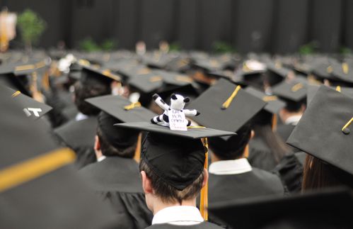 Es ist die perfekte Szene für jeden Film, in dem es auch nur am Rande um Studium, Universität und den passenden Abschluss geht. Strahlende Mittzwanziger in langen schwarzen Gewändern werfen ihre Doktorhüte in die Luft. Es ist mal wieder Graduierungszeit. In den Vereinigten Staaten ist die Tradition Gang und Gäbe - und auch in Deutschland gehörten die „Talar“ genannten Gewänder lange fest zur Universität dazu. In Hochzeiten hatte sogar jede Universität und jede Fakultät einen eigenen Talar. Mit der deutschen Studentenbewegung in den 1960er Jahren verschwand der Talar von der universitären Bildfläche. Der Slogan damals: „Unter den Talaren der Muff von 1.000 Jahren“. Langsam aber sicher beleben vor allem Wirtschaftswissenschaftler und private Universitäten die Tradition im amerikanischen Stil auch in Deutschland wieder. Melancholie-Faktor: mittel. 