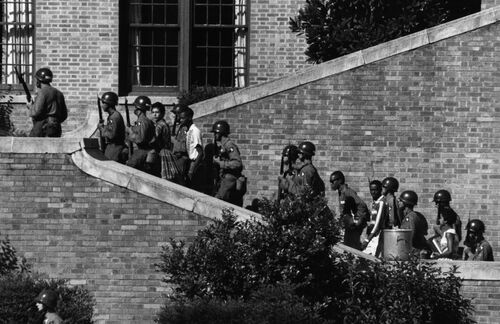 Diversität als Brandmarkung?
Die ersten farbigen Schüler, die nach Aufhebung der Rassentrennung in den USA eine "normale" High School besuchten - stets unter Schutz der Nationalgarde.