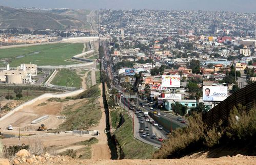 Grüne Wiesen, dann Brachland, dazwischen eine einzelne Fabrik. Eine Mauer. Auf der anderen Seite eine pulsierende Stadt, Autoschlangen, riesige Plakatwände. 
Die Grenze zwischen San Diego (links) und Tijuana (rechts) bestimmt seit 1853, als die Vereinigten Staaten mit dem „Gadsden-Kauf“ Anteile von Arizona und New Mexico von Mexiko erwarben, den Alltag. Für die knapp 1,5 Millionen Menschen, die heute in Tijuana im Nordwesten von Mexiko leben, ist das Leben „an der Grenze“ eine ständige Erfahrung. Der bestehende Grenzzaun wird seit 2006 auf eine Länge von 1.125 Kilometer erweitert. Bis zum Ende der Bauarbeiten und der Verdopplung der Einsatzstärke des Grenzschutzes übernimmt die Nationalgarde die Sicherung der Grenze mit ungefähr 6.000 Mann. Der ehemalige mexikanische Präsident Felipe Calderón verglich den Ausbau der Grenzanlagen mit der Berliner Mauer.
Entlang des gesamten Grenze sterben jährlich knapp 500 Menschen bei Versuch, illegal in die Vereinigten Staaten zu gelangen. In den Jahren 2007 bis 2012 haben amerikanische Beamte in mindestens zehn Fällen über die Grenze nach Mexiko geschossen und dabei in sechs Fällen unbeteiligte mexikanische Bürger tödlich getroffen.