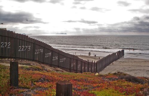 2273, 2274, 2275, 2276. Wenig bedrohlich sehen die Platten aus, die sich hier aneinander reihen. Fast scheint es, als könnte man sich einfach auf die andere Seite schlängeln, als würde es sich lediglich um eine Art Lärmschutzwall handeln. In Wirklichkeit verläuft hier die internationale Westgrenze zwischen den Vereinigten Staaten von Amerika und Mexiko. Der knapp 23 Kilometer lange Abschnitt der Grenze zwischen dem Otay Mesa Border Crossing in San Diego und dem Pazifischen Ozean wird umgangssprachlich und meistens eher abfällig auch als „Tortilla Wall“ bezeichnet. Die Zahl der illegalen Einwanderer aus den Ländern Mexiko, Guatemala, El Salvador, Honduras, Nicaragua und Ecuador wird auf jährlich 350.000 geschätzt.