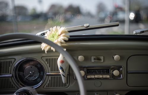 Der VW Käfer. Einst das meist verkaufte Auto der Welt, ist er heute eher ein Schlitten mit großem Nostalgiefaktor. Gebaut zwischen 1938 und 2003, rollten 21,5 Millionen über das Band.  Sein Name „Käfer“ setzte sich in Deutschland allerdings erst in den 60er Jahren durch: In den USA hatte er angeblich schon 1938 von der New York Times diesen Titel erhalten, die sich vorstellte, Tausenden und Abertausenden von glänzenden kleinen Käfern würden bald die deutschen Autobahnen bevölkern. Bis dieser Name überschwappte, musste allerdings erst das dritte Automodell von VW und der Erfolgsfilm „Herbie, ein toller Käfer“ erfunden werden.