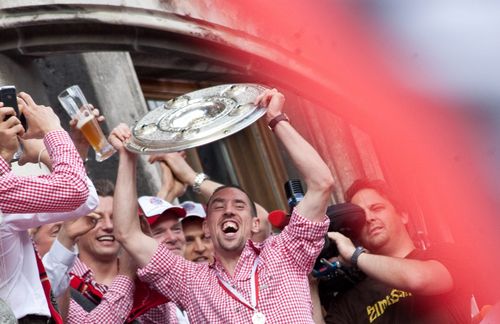 Wenn das keine Tradition ist. Rotkarierte Hemden, Weißbiergläser, Meisterschale - und das alles auf dem Balkon des Münchener Rathauses. Da macht es doch auch nichts, dass mittlerweile Zweidrittel des Rekordmeisters als Legionäre für die Bayern spielen und das Ex-Präsident Uli Hoeneß wegen Steuerhinterziehung im Knast sitzt, oder? Die Tradition, schon als kleines Kind für den Münchener Club zu jubeln, ist ungebrochen. Der FC Bayern München würde am 27. Februar 1900 gegründet und ist mittlerweile eine eigene Kapitalgesellschaft, Rekord-Meister und DFB-Pokalsieger, einer der fünf erfolgreichsten Clubs Europas und einer der mitgliederstärksten Vereine der Welt. Ist bei so viel Erfolg und Kommerz überhaupt noch Platz für Tradition? 