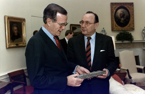 Als Hans-Dietrich Genscher noch Außenminister und die FDP noch ständiges Mitglied des Deutschen Bundestages war, sah die liberale Welt noch in Ordnung aus. Wird es - passend zum 25. jährigen Jubiläum des Mauerfalls - noch einmal mal möglich, die Freie Demokratische Partei als "lebendige Tradition" auferstehen zu lassen? Wenn Parteimitglieder dazu Beiträge leisten können, sind es Menschen wie Genscher. Im Jahr 1927 im Kreis Halle geboren, war Genscher von 1969 bis 1974 Bundesminister des Innern sowie von 1974 bis 1992 fast ununterbrochen Bundesminister des Auswärtigen und Vizekanzler der Bundesrepublik Deutschland. Von 1974 bis 1985 war er außerdem Bundesvorsitzender der FDP. Wie kaum ein anderer Politiker wird Genscher mit einem Kleidungsstück – dem gelben Pulli – in Verbindung gebracht. Bereits mehrfach wurde eines dieser Markenzeichen zu wohltätigen Zwecken versteigert. Auch der vom Satire-Magazin Titanic geprägte Spitzname „Genschman” fand Eingang in die Umgangssprache. Wenn das keine Tradition ist.